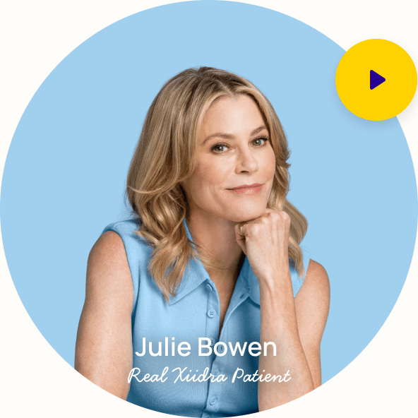 Julie Bowen smiling with he chin on her fist with caption "Julie Bowen real Xiidra patient"